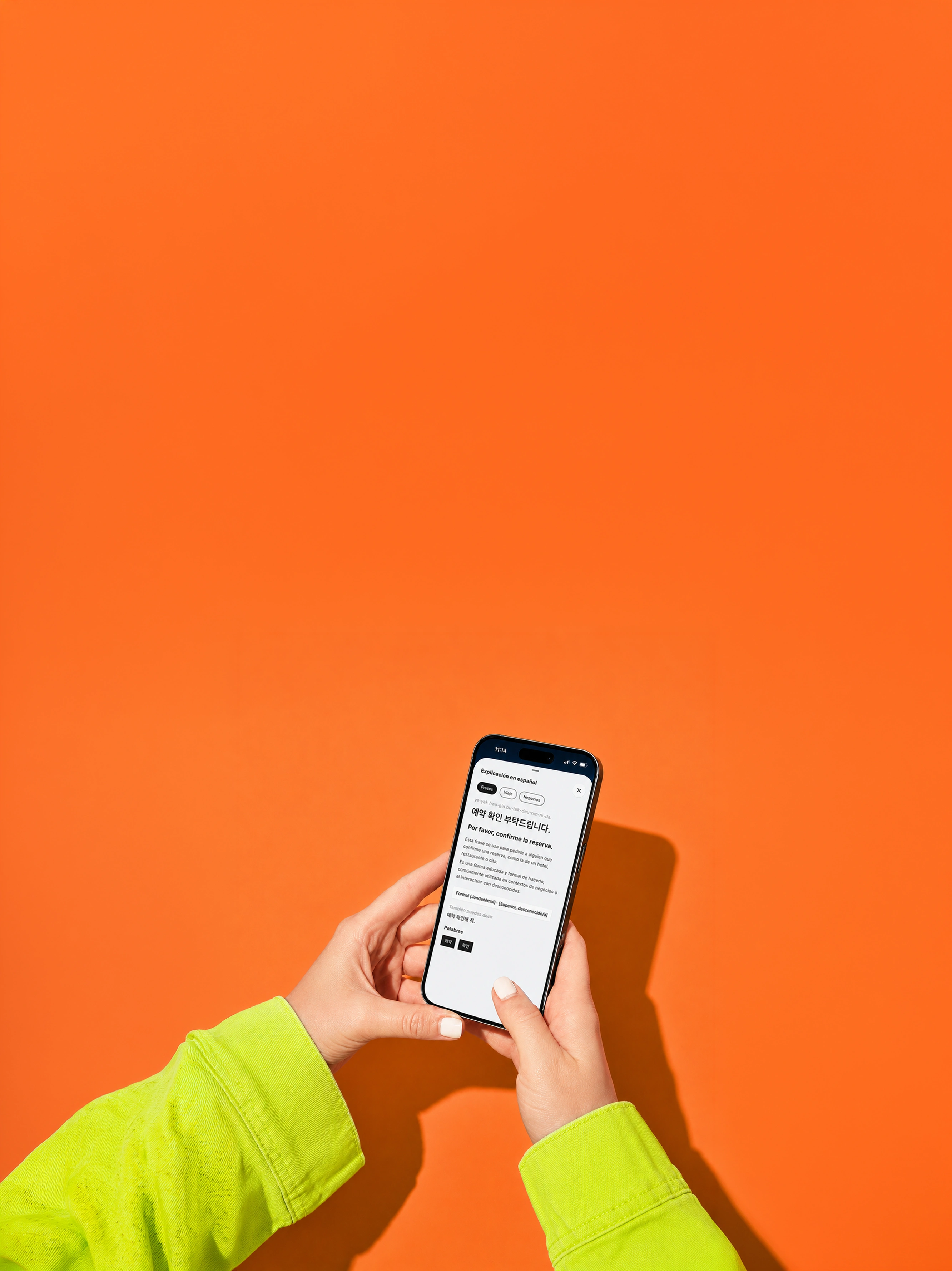 Mano sosteniendo el teléfono con la explicación en español
